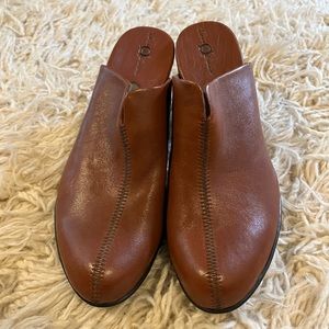 Børn Leather Clog/Mule Heels, Color Brown, Size 39/8, Like New condition